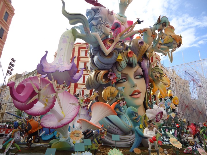 the Falla festivity begins with a thousands floats including worship of God as Mother, and ends with burning them all up!  Valencia, Spain!  Thanks to TORKI TORKI for the translation!
